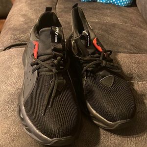 Trendy Black Men's Sneakers